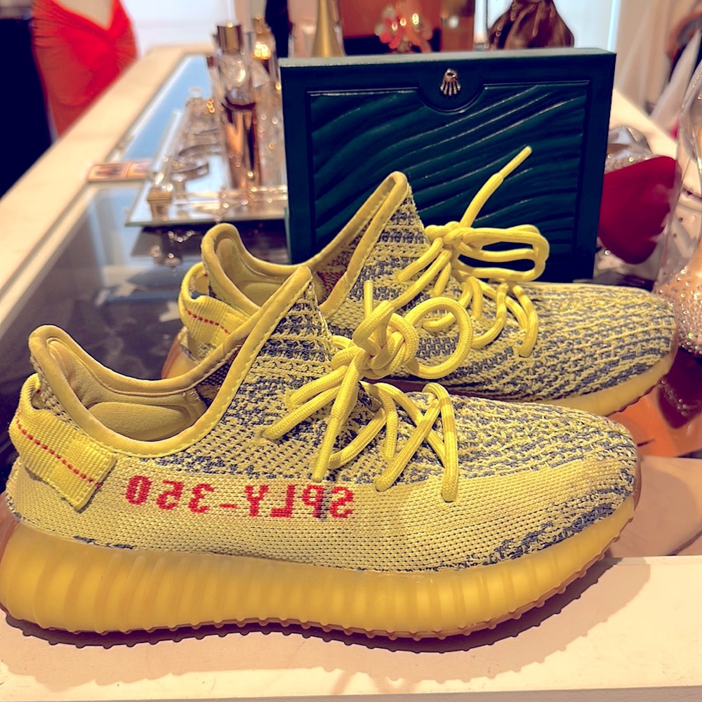 Neon yezzys